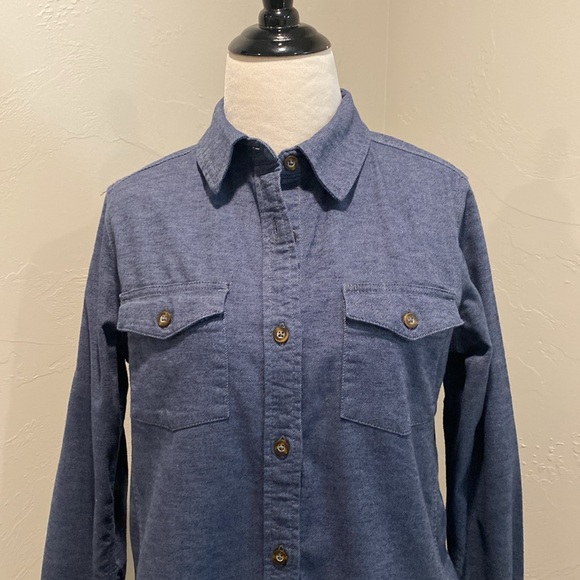 Like new condition, blue flannel top. Ladies small - Picture 2 of 8